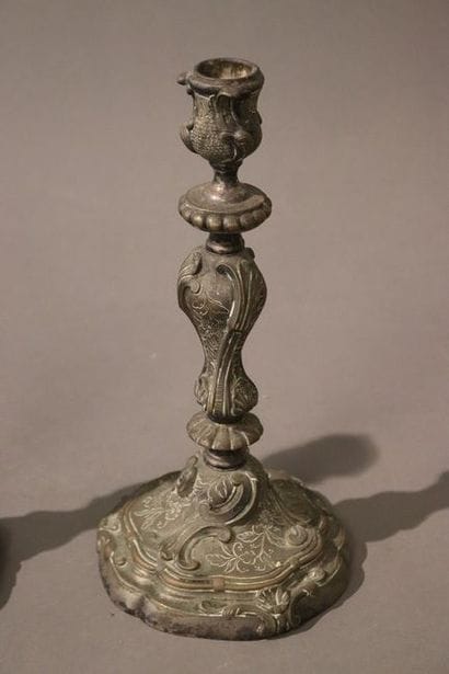 PAIRE DE FLAMBEAUX en bronze argenté, modèle...