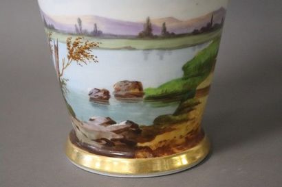 PARIS

GRAND VASE en porcelaine polychrome...