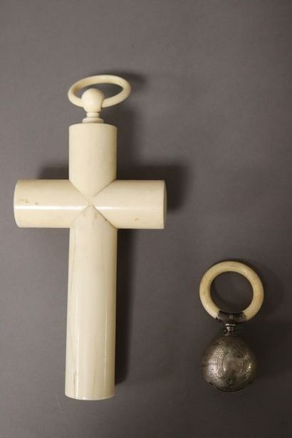 CRUCIFIX en ivoire à masque d'angelot et...