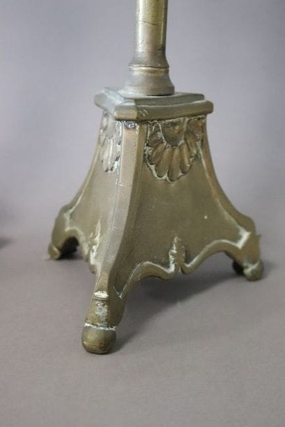 PAIRE DE PIQUE-CIERGES en bronze, fût balustre...