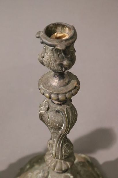 PAIRE DE FLAMBEAUX en bronze argenté, modèle...