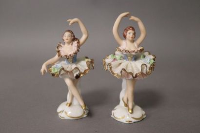 ENSEMBLE DE CINQ FIGURINES en porcelaine...