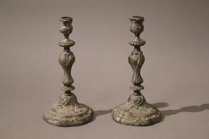 PAIRE DE FLAMBEAUX en bronze argenté, modèle...