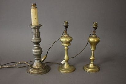 PAIRE DE FLAMBEAUX en bronze doré à fût balustre...