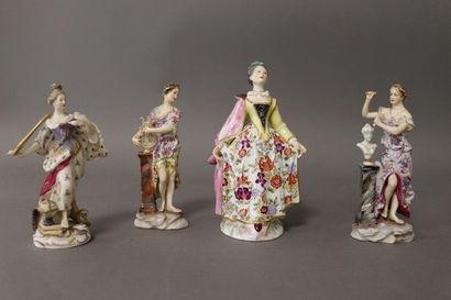 CINQ FIGURINES en porcelaine émaillée polychrome...