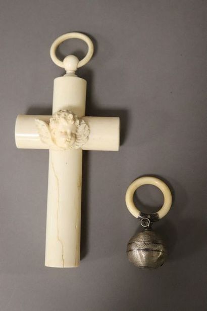 CRUCIFIX en ivoire à masque d'angelot et...