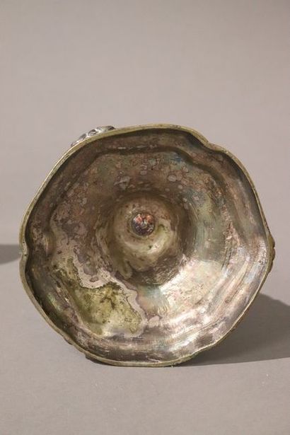 PAIRE DE FLAMBEAUX en bronze argenté, modèle...