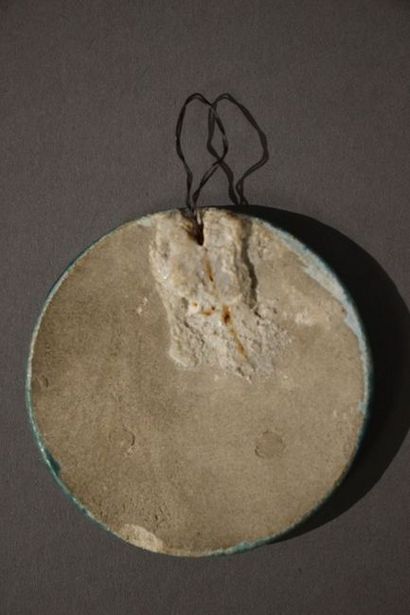 MEDAILLON en céramique émaillée bleu au profil...