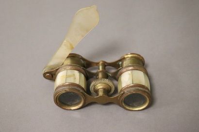 JUMELLE DE THEATRE en bronze et nacre. 

XIXe...