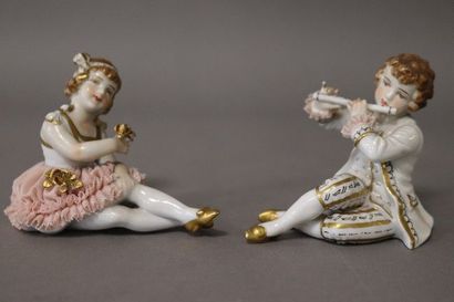 ENSEMBLE DE CINQ FIGURINES en porcelaine...