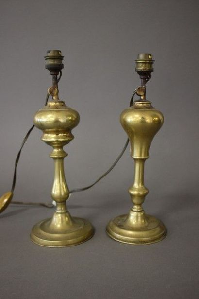 PAIRE DE FLAMBEAUX en bronze doré à fût balustre...