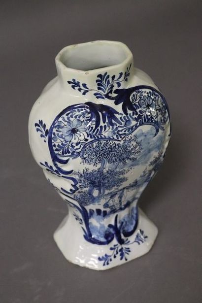 DELFT, XIXe siècle 

VASE balustre en faïence...