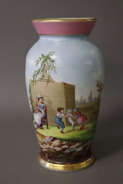 PARIS

GRAND VASE en porcelaine polychrome...
