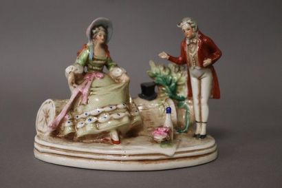 CINQ FIGURINES en porcelaine émaillée polychrome...