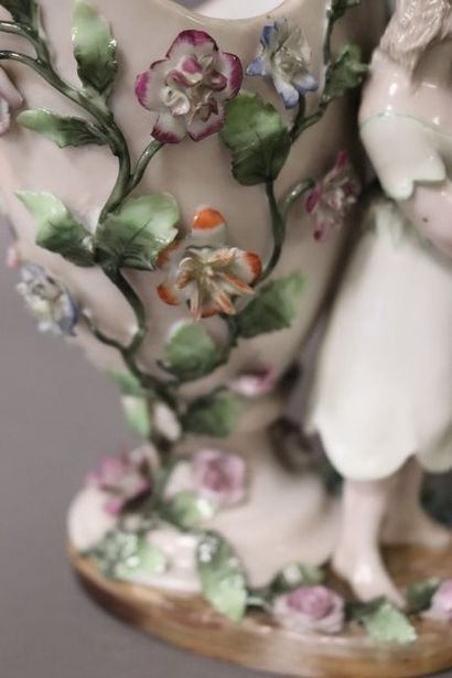 VASE en porcelaine émaillée polychrome représentant...