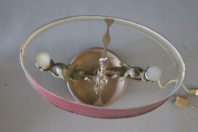 LAMPE BOUILLOTE en bronze et laiton, l'abat-jour...