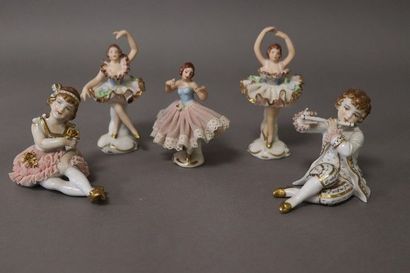 ENSEMBLE DE CINQ FIGURINES en porcelaine...