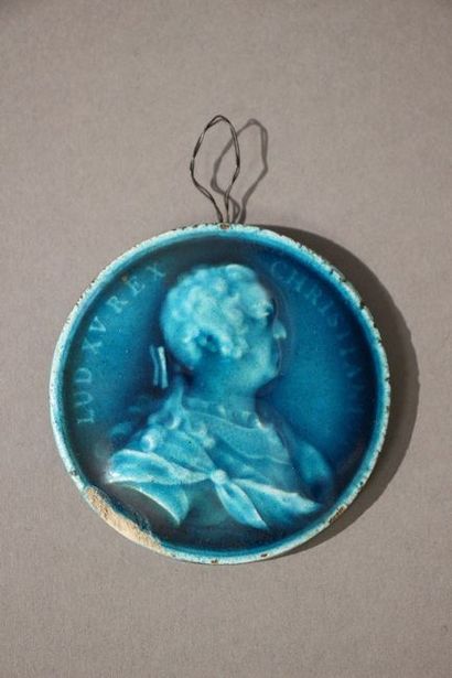 MEDAILLON en céramique émaillée bleu au profil...