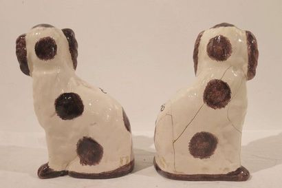 PAIRE DE CHIENS en faïence Staffordshire...