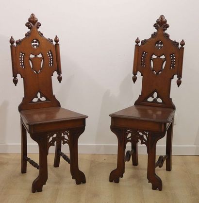 PAIRE DE CHAISES en chêne clair sculpté de...