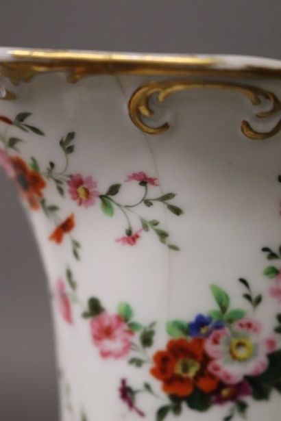 PARIS, XIXe siècle

VASE en forme de corne...