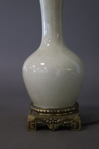 LAMPE formée d'un vase à haut col en porcelaine...