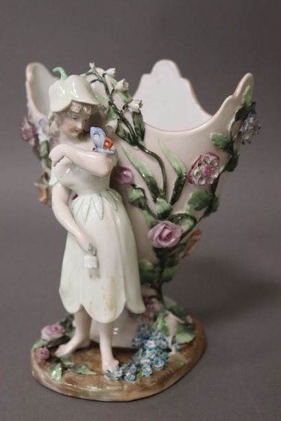 VASE en porcelaine émaillée polychrome représentant...