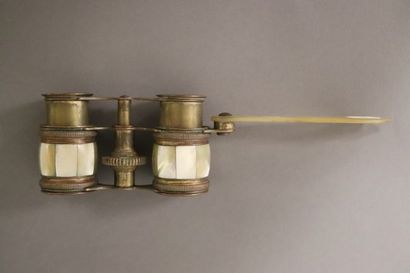 JUMELLE DE THEATRE en bronze et nacre. 

XIXe...