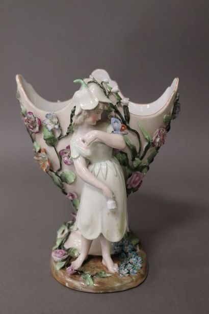 VASE en porcelaine émaillée polychrome représentant...