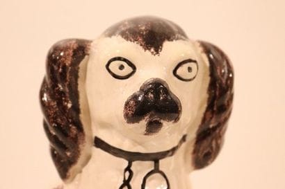 PAIRE DE CHIENS en faïence Staffordshire...