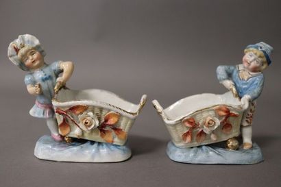 PAIRE de petites COUPELLES en porcelaine...