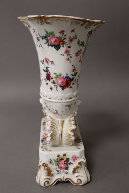 PARIS, XIXe siècle

VASE en forme de corne...