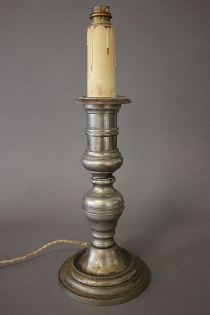 PAIRE DE FLAMBEAUX en bronze doré à fût balustre...