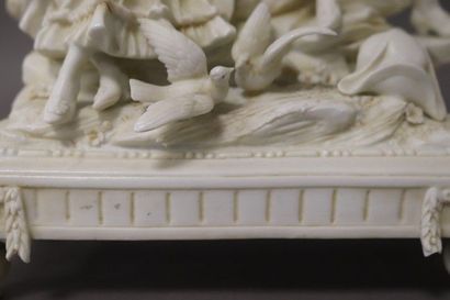 GROUPE en porcelaine représentant un couple...