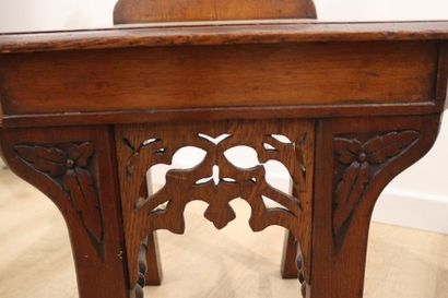 PAIRE DE CHAISES en chêne clair sculpté de...