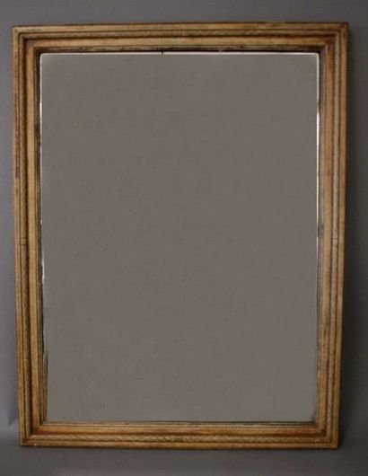 MIROIR rectangulaire en bois mouluré. 

Travail...