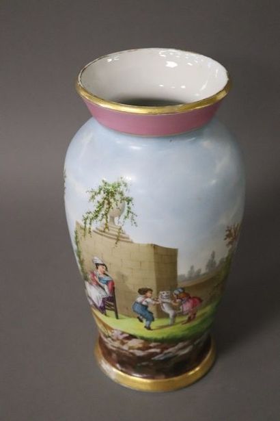 PARIS

GRAND VASE en porcelaine polychrome...