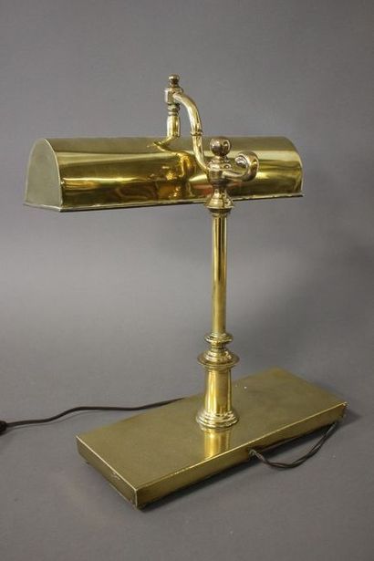 LAMPE DE BIBLIOTHEQUE en laiton doré, abat-jour...