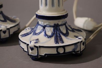 PAIRE DE BOUGEOIRS en faïence émaillée bleu...