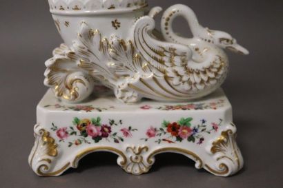 PARIS, XIXe siècle

VASE en forme de corne...