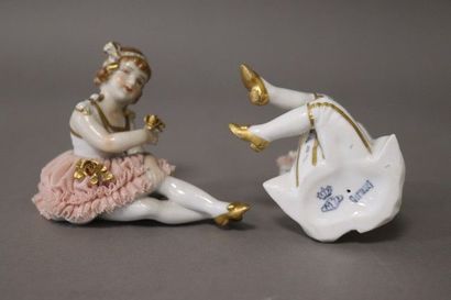ENSEMBLE DE CINQ FIGURINES en porcelaine...