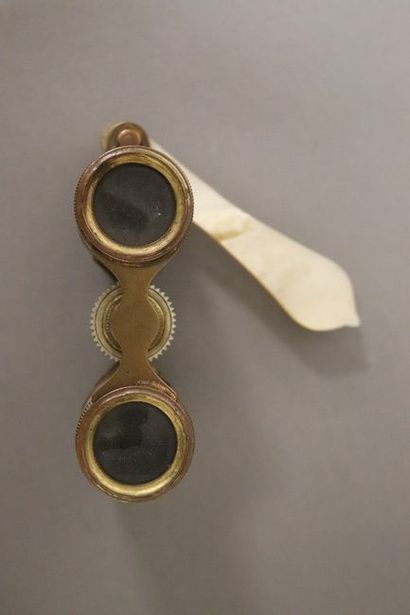 JUMELLE DE THEATRE en bronze et nacre. 

XIXe...