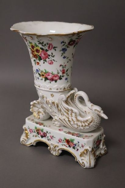 PARIS, XIXe siècle

VASE en forme de corne...
