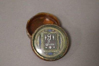 BOITE ronde en écaille blonde piqué or, à...