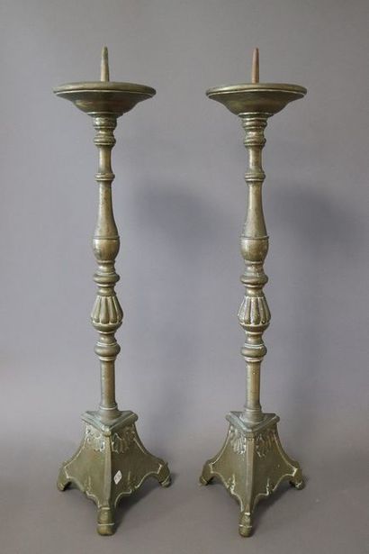 PAIRE DE PIQUE-CIERGES en bronze, fût balustre...