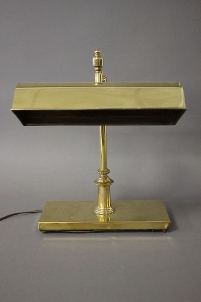 LAMPE DE BIBLIOTHEQUE en laiton doré, abat-jour...
