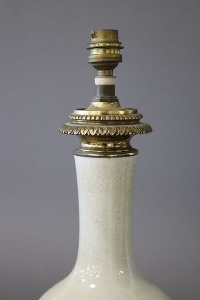 LAMPE formée d'un vase à haut col en porcelaine...