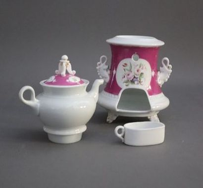 TISANIERE en porcelaine blanche et décor...