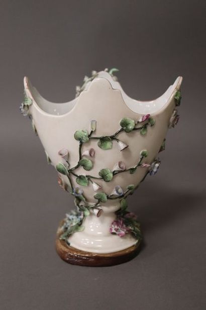 VASE en porcelaine émaillée polychrome représentant...
