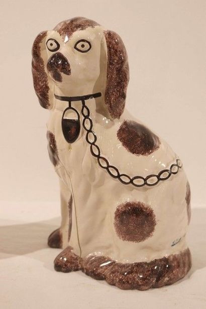 PAIRE DE CHIENS en faïence Staffordshire...